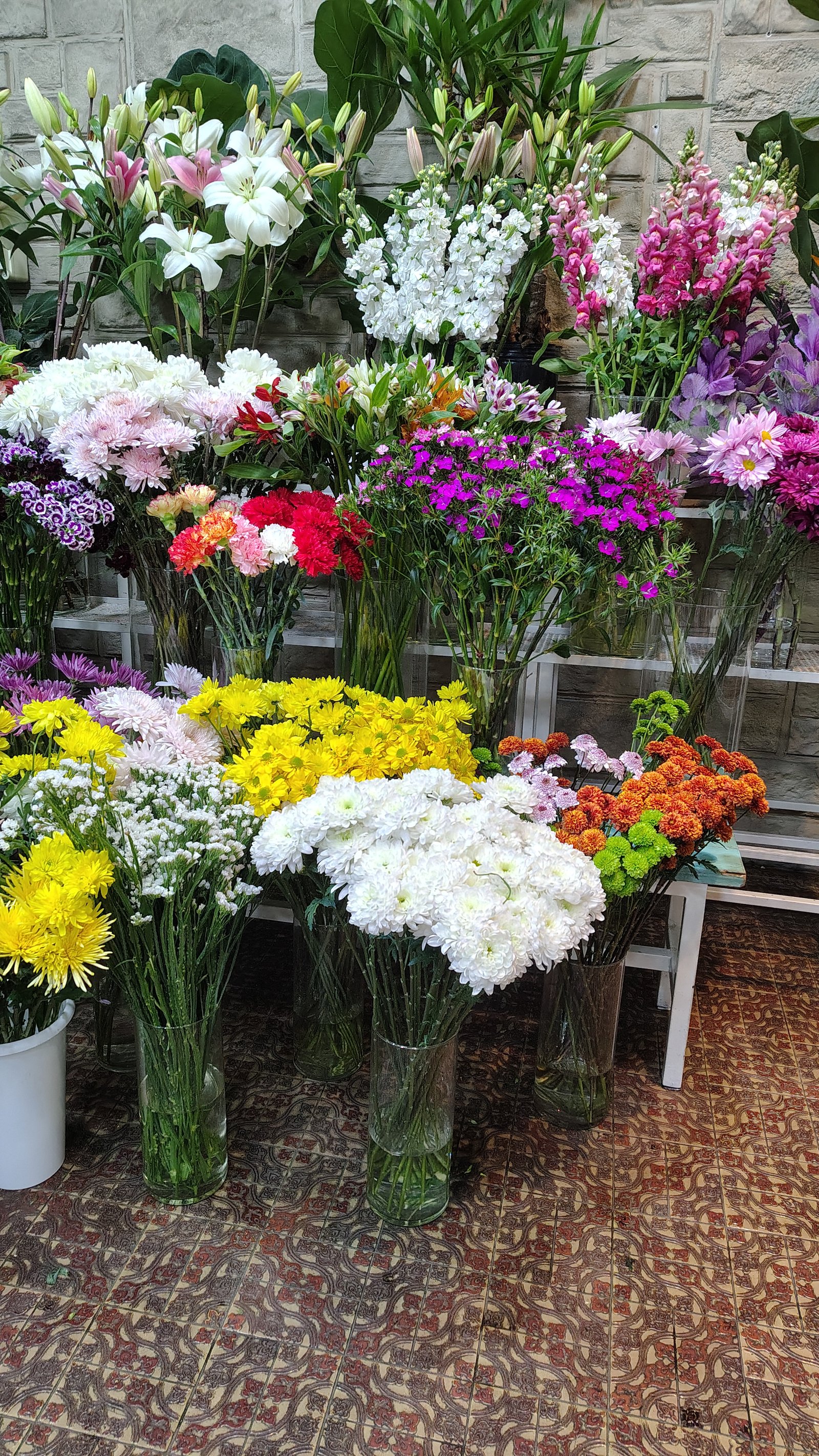 Amplia variedad de flores y arreglos en exhibición