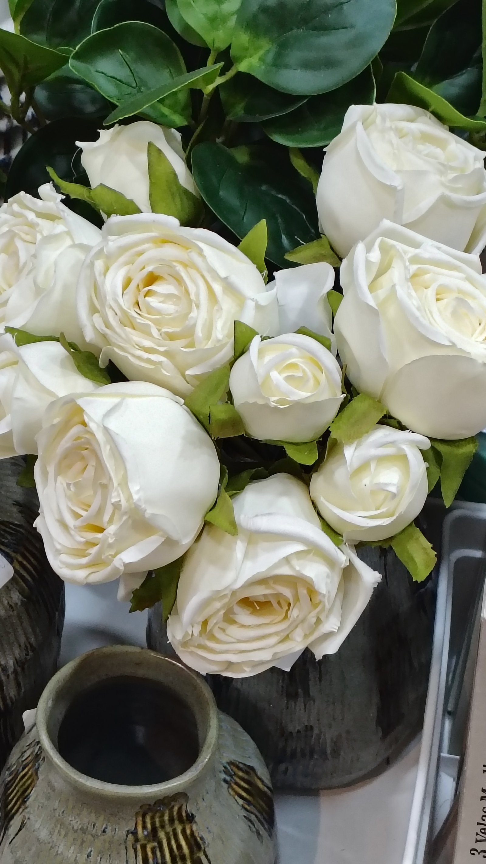 Detalle de delicadas rosas blancas