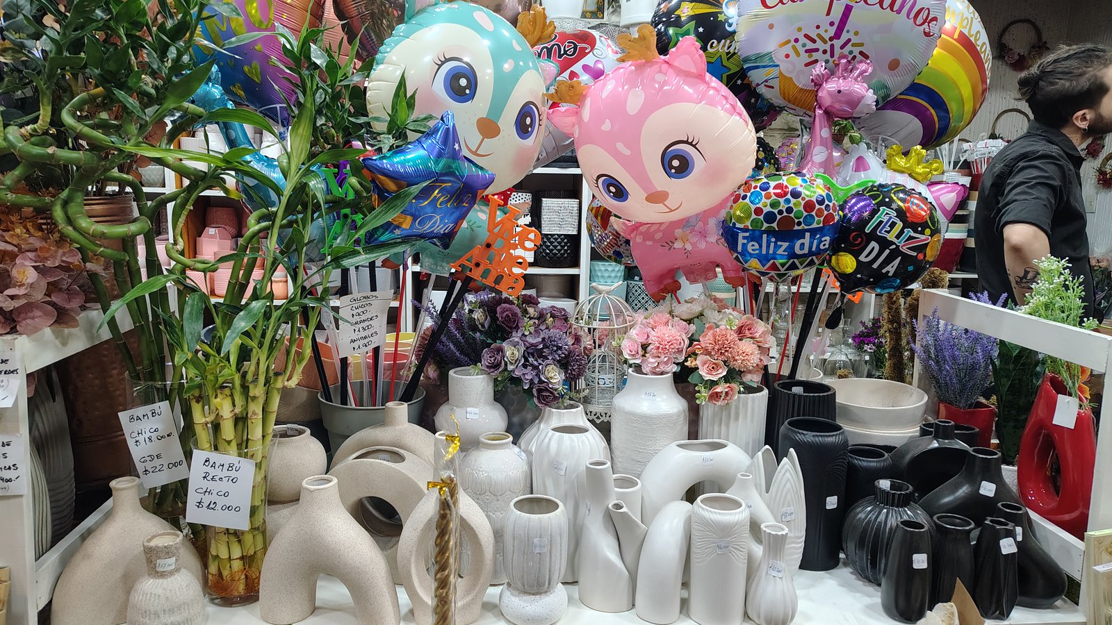 Sector de jarrones, bambú y globos de regalo